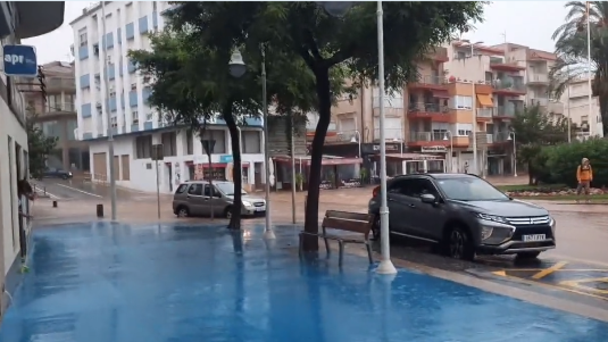 Varias calles en l'Ampolla se ha inundado a causa de la lluvia.
