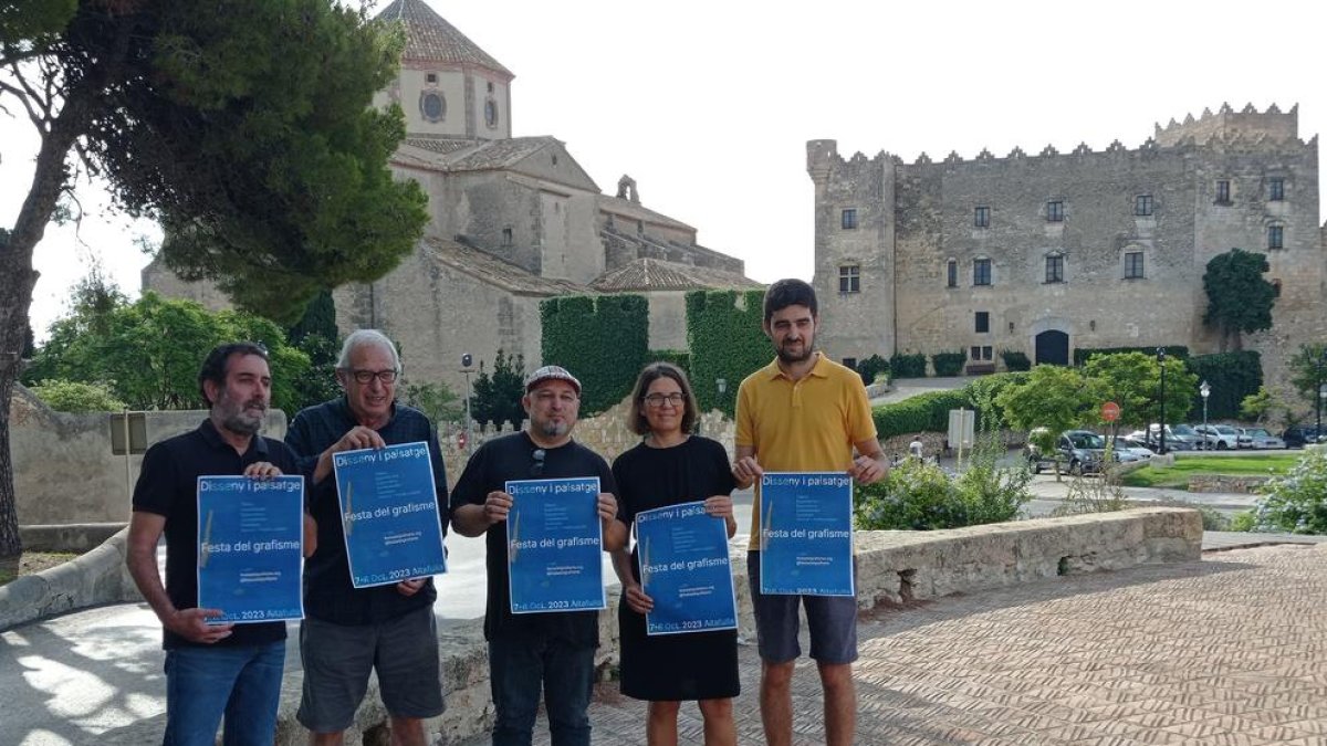 Autoritats i representants durant la presentació.