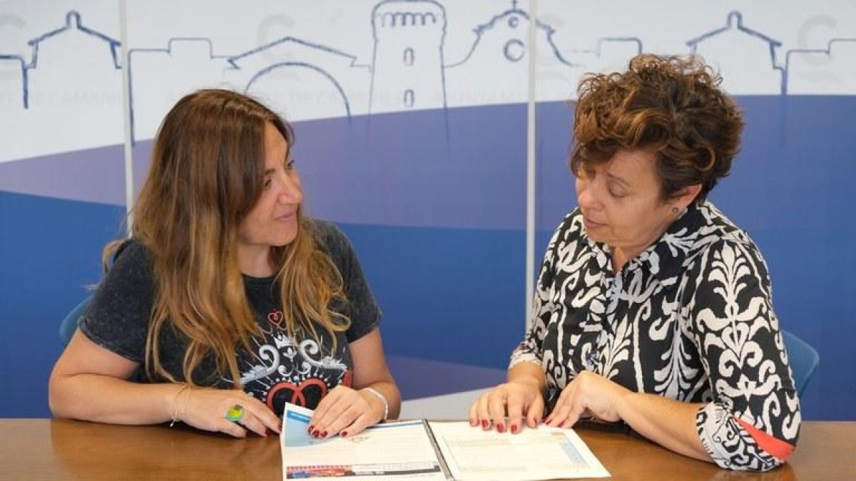 La concejala de Salud e Igualdad, Gemma Balanyà, con la técnica de Salut, Gracia Carmona.