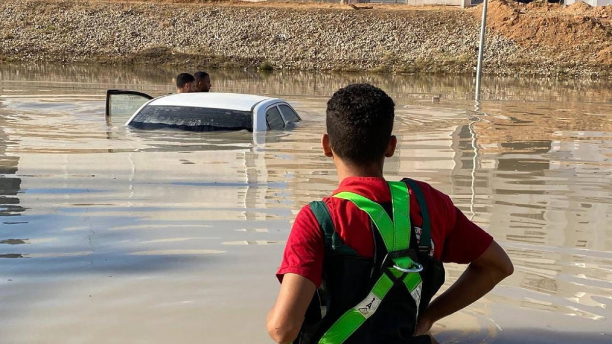 Los equipos de emergencia de Media Luna Roja responden a las devastadoras inundaciones que arrasaron el noreste de Libia