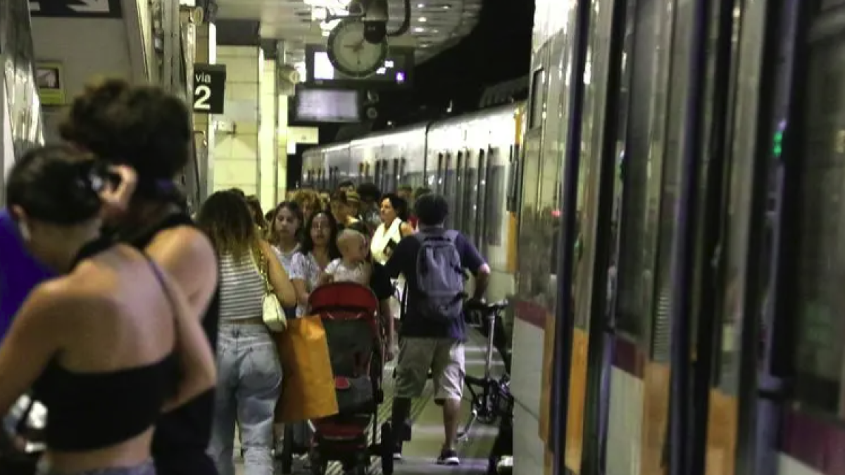 El aspecto del andén de plaza Catalunya al llegar un tren.