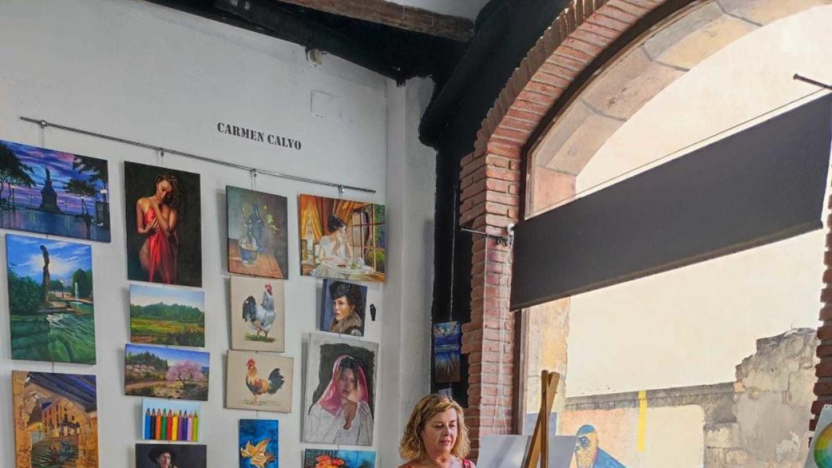 Carmen Calvo al taller que comparteix amb altres dos artistes, ubicat al carrer d'en Mediona, 5.
