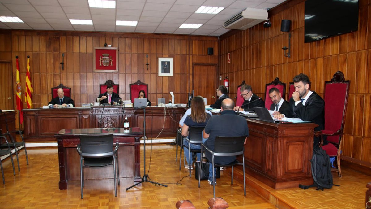Tres acusados de prevaricación y malversación caudales públicos, entre ellos el exalcalde de Roda de Berán Pedro José Figueiredo, en la sala durante el juicio celebrado en la Audiencia de Tarragona.