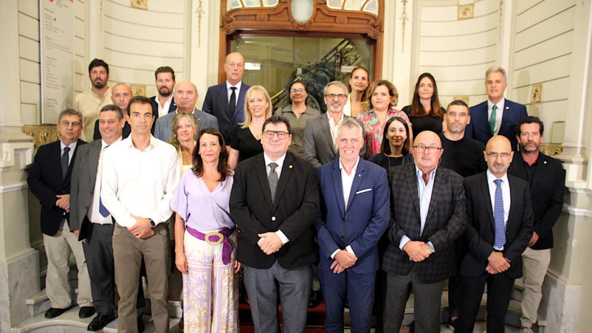 Foto de familia de la nueva junta cameral de la Cámara de Comercio de Tortosa.