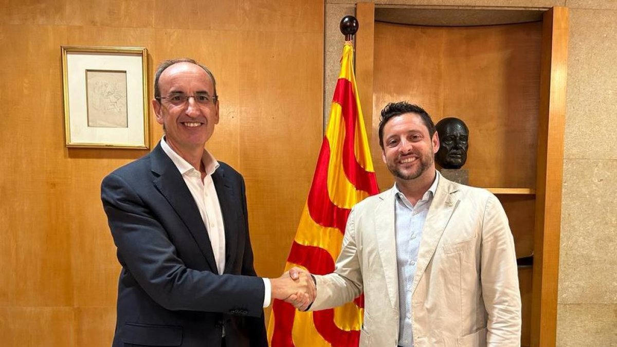 El director del complejo industrial de Repsol a Tarragona, Javier Sancho, y el alcalde de Tarragona, Rubén Viñuales, después firmar el acuerdo.