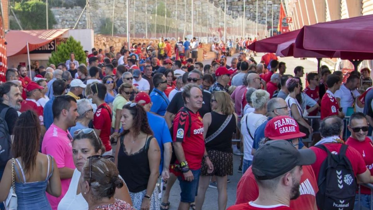 Imatge dels aficionats del Nàstic fent la prèvia al voltant del Nou Estadi Costa Daurada.