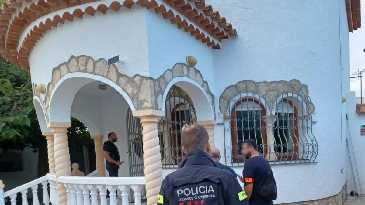 Agentes de los Mossos en una vivienda de Montbrió del Camp.