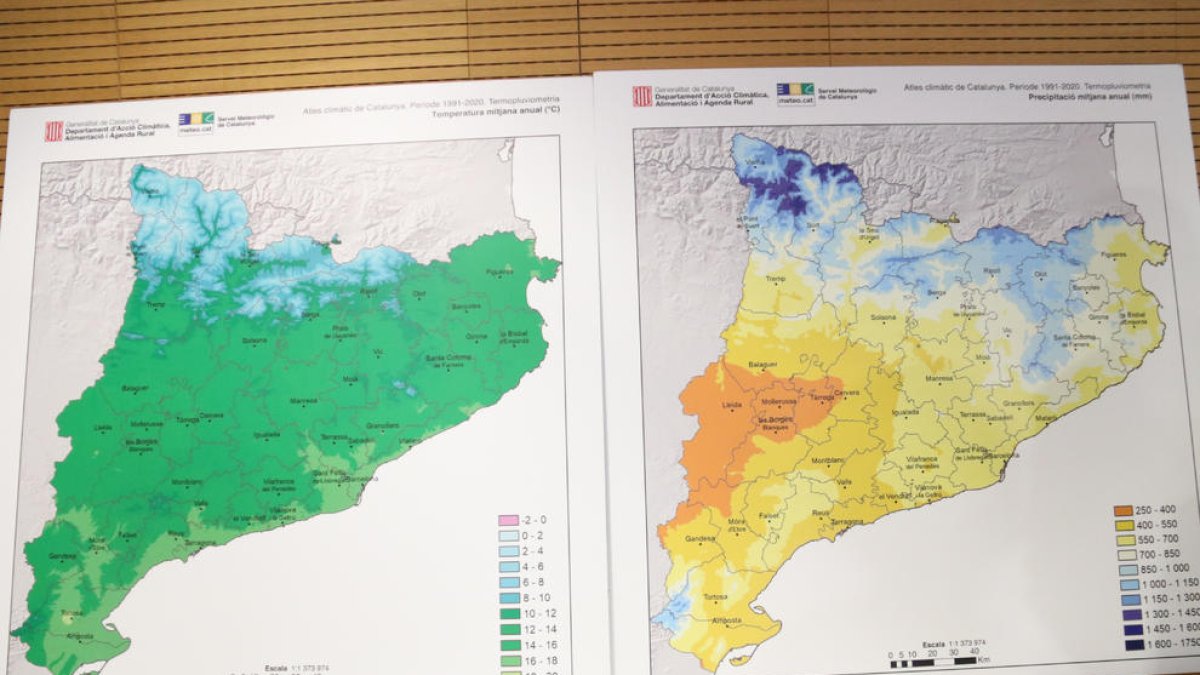 Dos mapas que muestran la pluviometría y las temperaturas anuales para el período 1991-2020 según el Atlas climático de Cataluña.