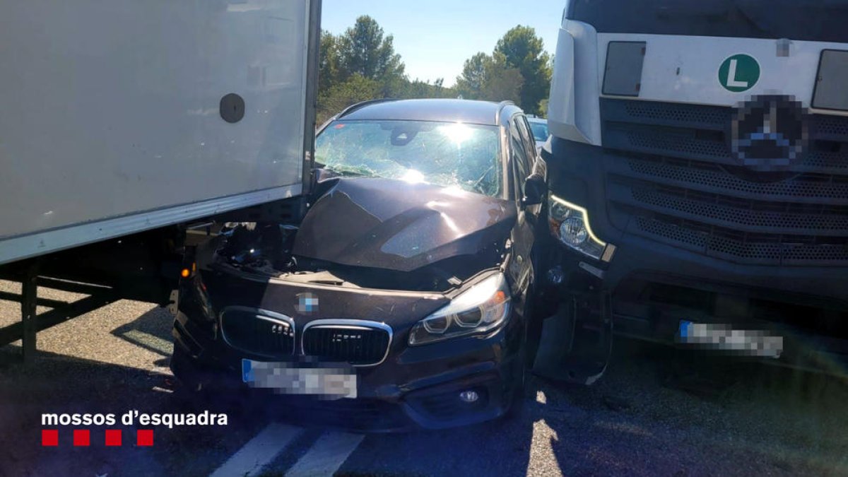 El cotxe d'alta gamma robat a la platja de la Pineda i encastat entre dos camions a l'AP-7 al Baix Penedès.
