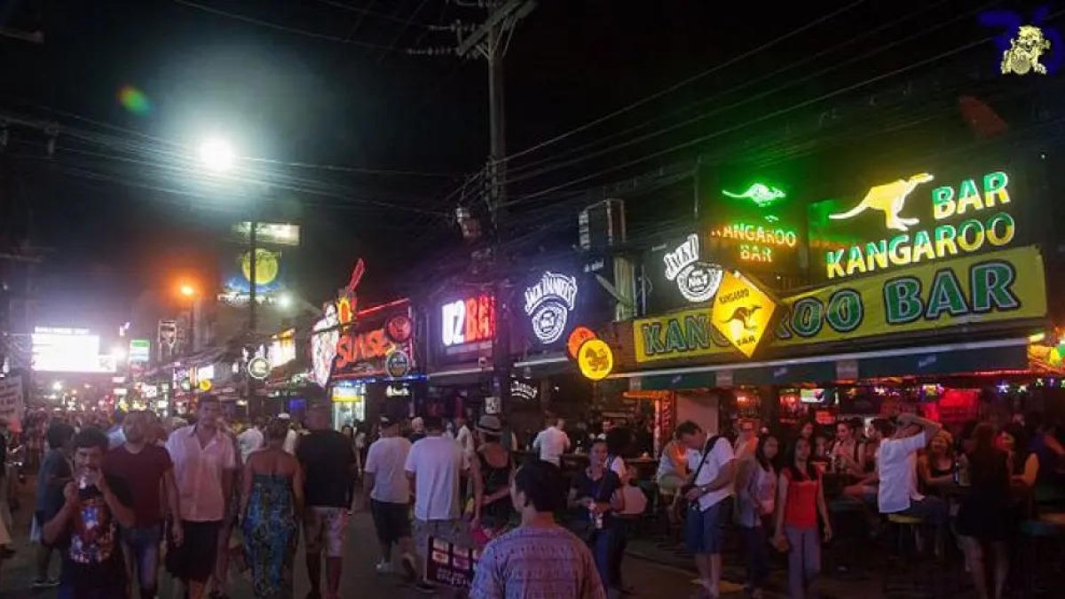 Imatge d'un carrer a Patong, província de Phuket, Tailàndia.