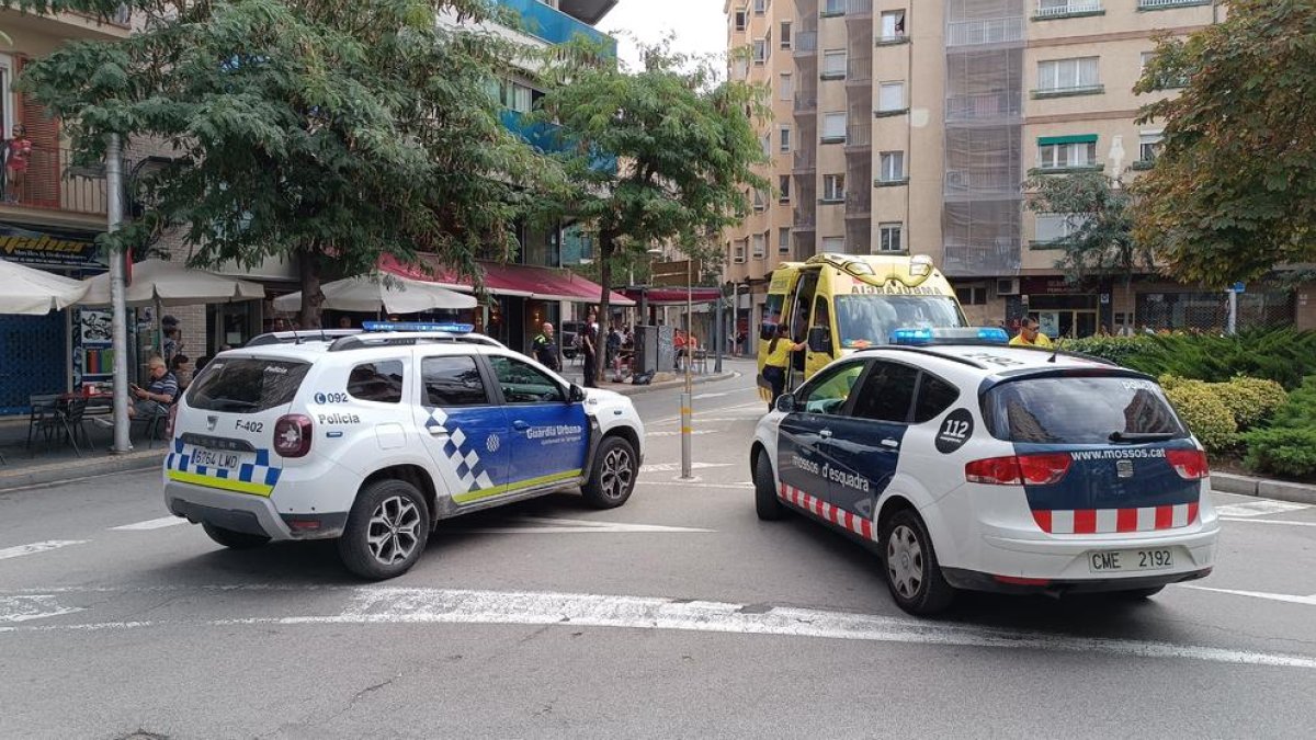 Equipos de la Guardia Urbana, Mossos d'Esquadra y del Hospital Joan XXIII en el lugar de los hechos.