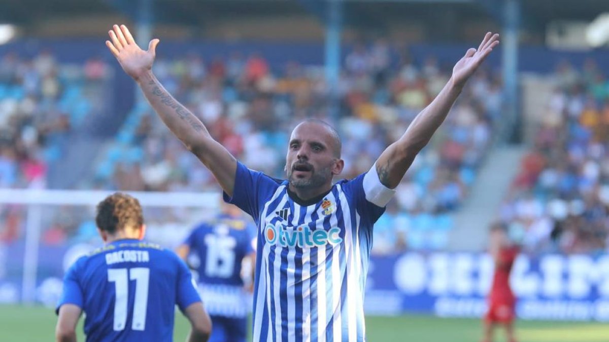 El davanter referència de la Ponferradina, Yuri, celebrant el doblet contra l'Osasuna Promesas.