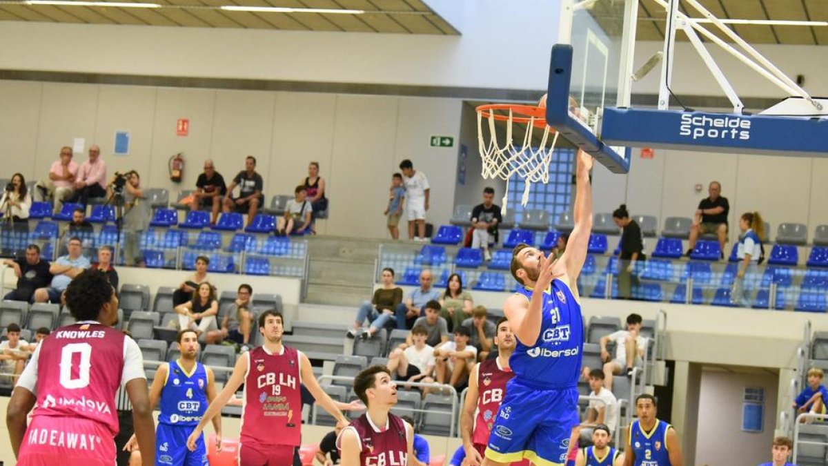 El jugador del CBT Baptiste Chazelas durant el duel de Lliga Catalana contra l'Hospitalet.