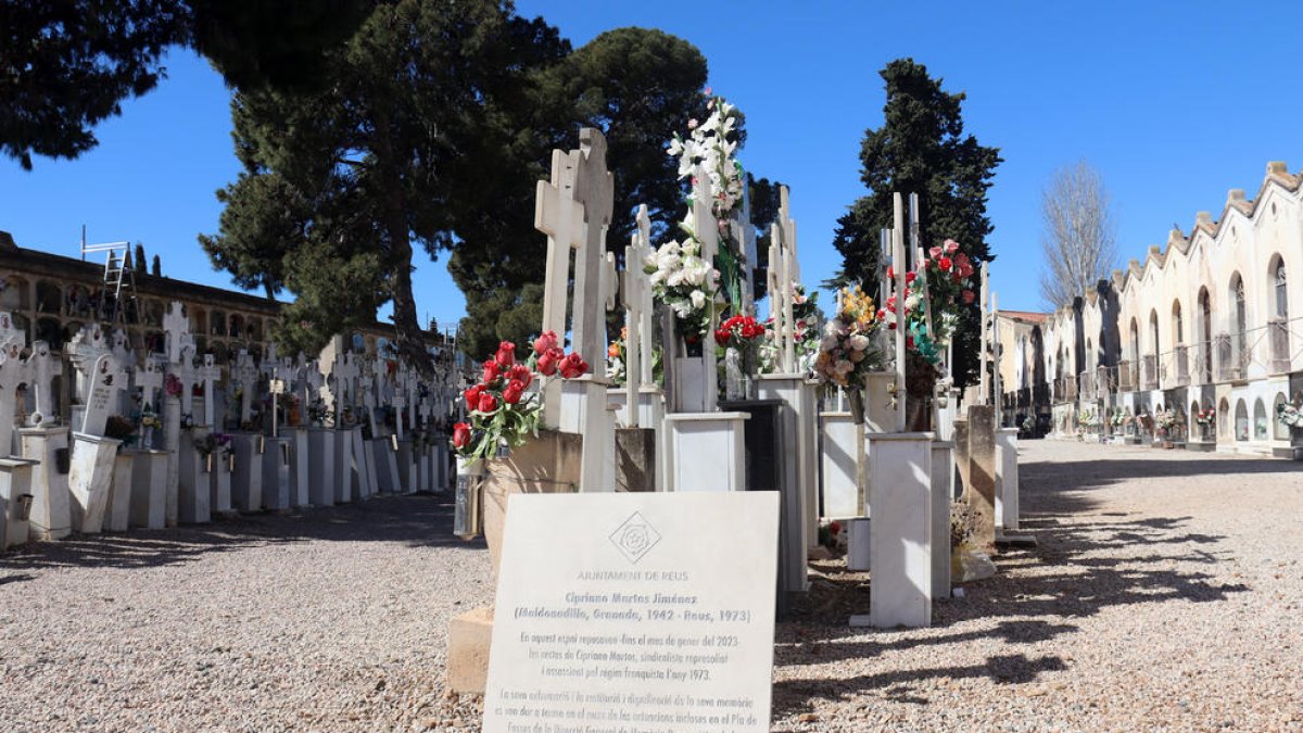 La placa en homenaje a Cipriano Martos instalada a la fosa histórica del cementerio de Reus donde fue enterrado.