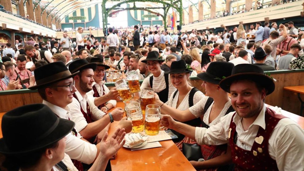 Visitants gaudeixen de la cervesa durant la 188 edició del tradicional Oktoberfest, a Munic.