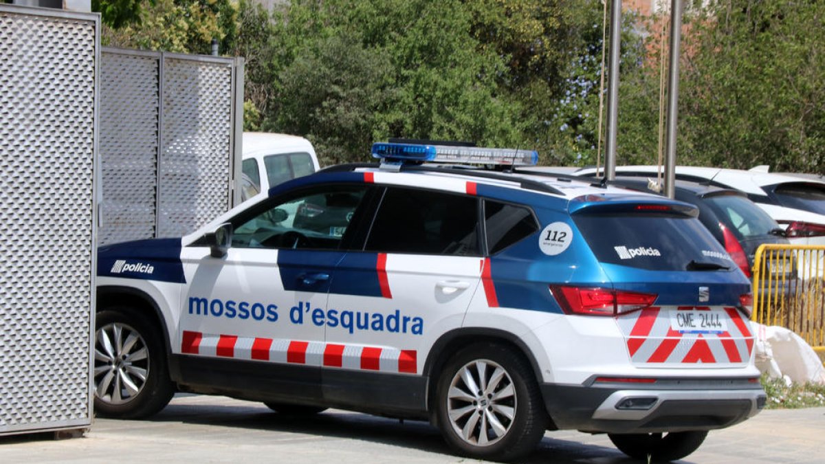 Un vehicle dels Mossos d'Esquadra entrant a la comissaria del Vendrell.