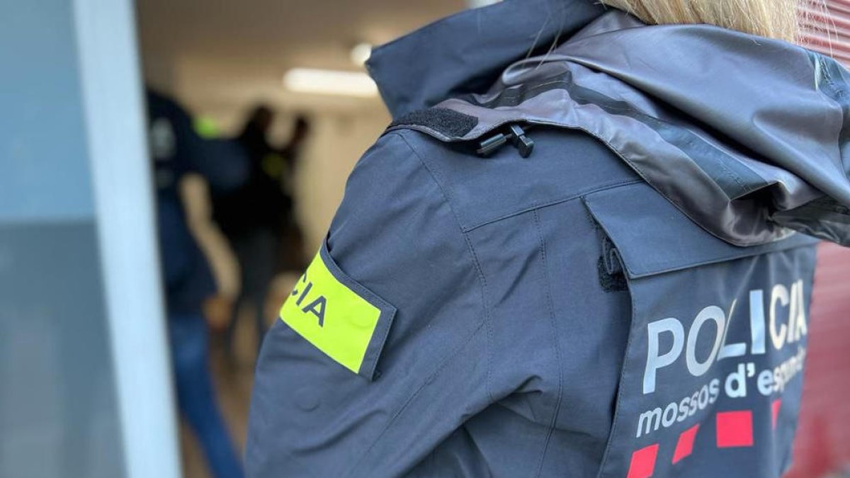 Una agente de los Mossos en su dispositivo contra el tráfico de droga a través de máquinas expendedoras ubicadas en establecimientos comerciales que la policía lleva a cabo en el Maresme.