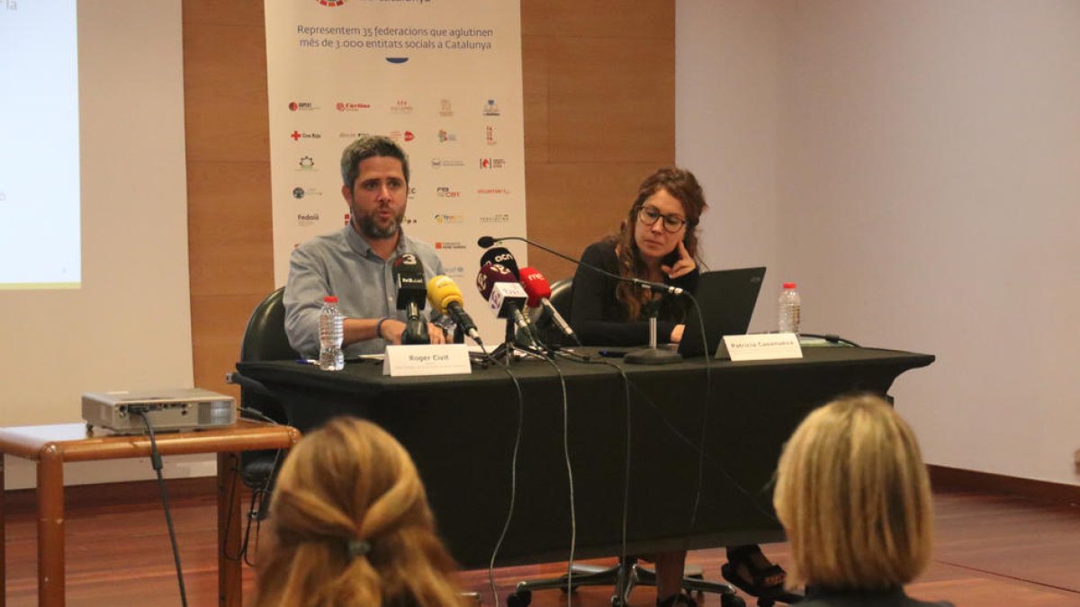 El director de la Mesa del Tercer Sector Social de Cataluña, Roger Civit, y la responsable de políticas de fortalecimiento, Patrícia Casanueva, durante la presentación del barómetro en Tarragona.