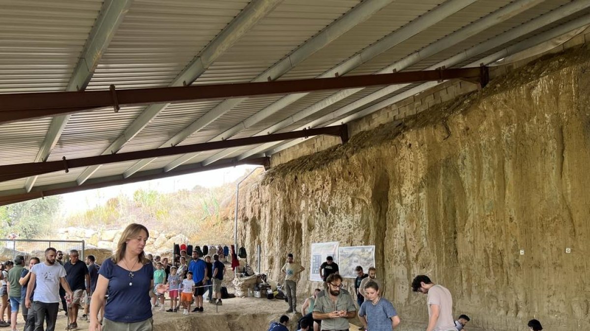 Un centenar de personas participan a la jornada de puertas abiertas del yacimiento arqueológico de la Boella