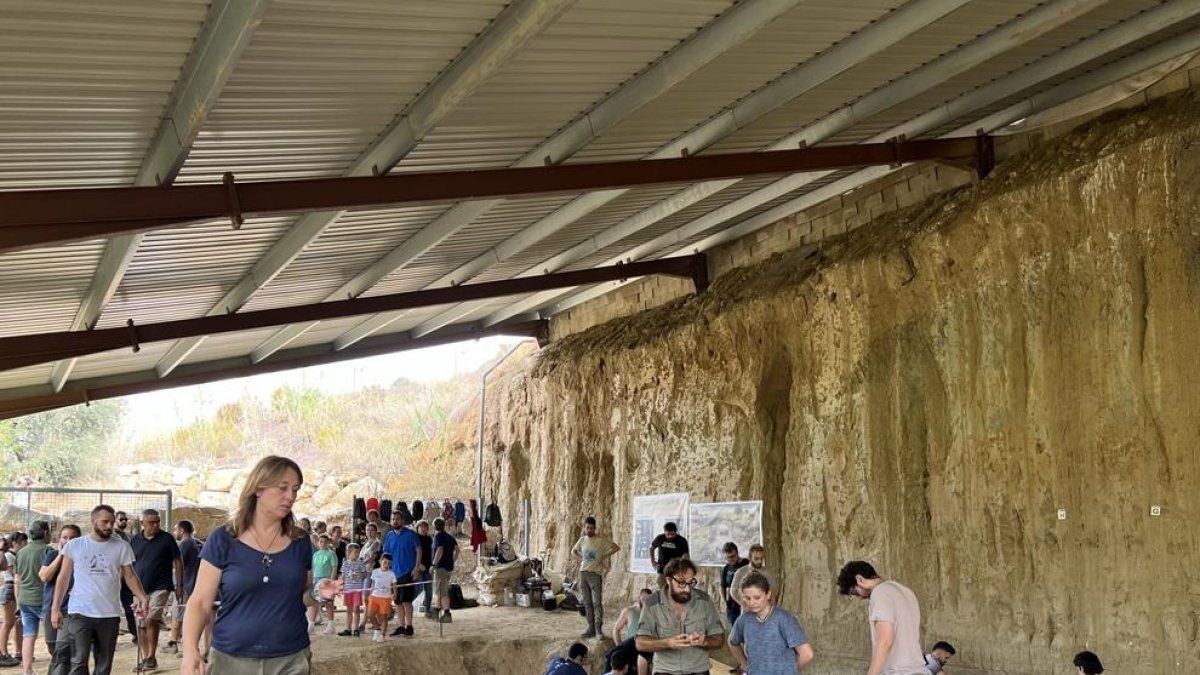 Un centenar de persones participen a la jornada de portes obertes del jaciment arqueològic de la Boella