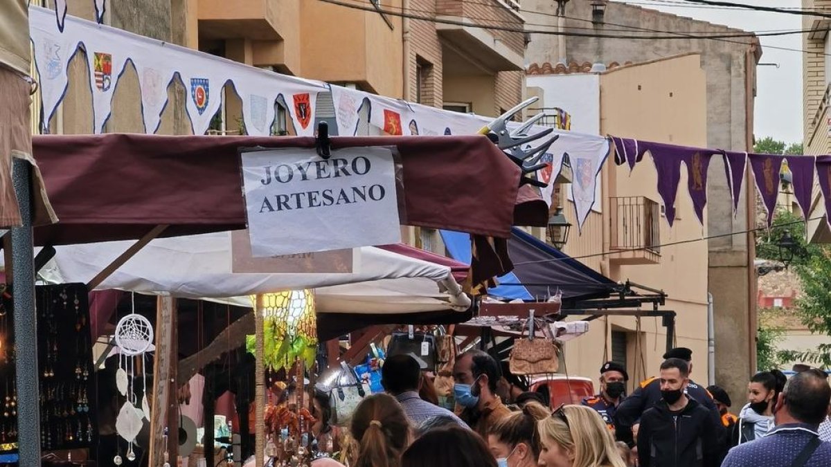 Imagen de gente en el Mercat Medieval de Castellvell del Camp.