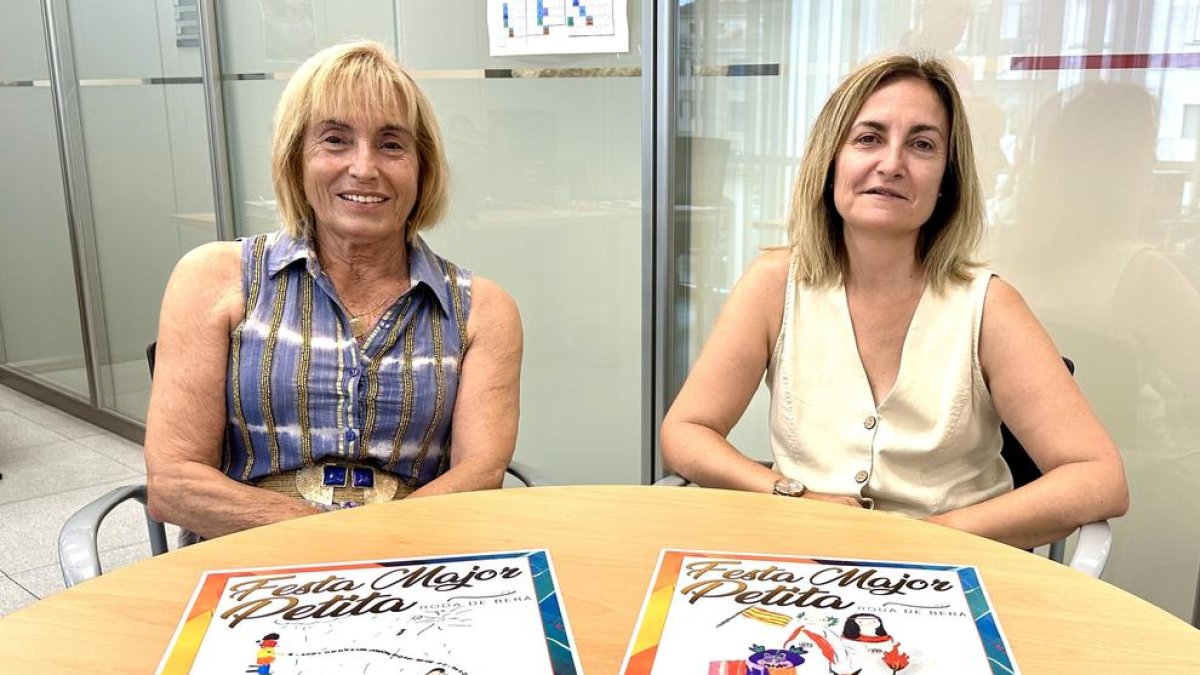 Les dues regidores amb els cartells de la festa d'aquest any.