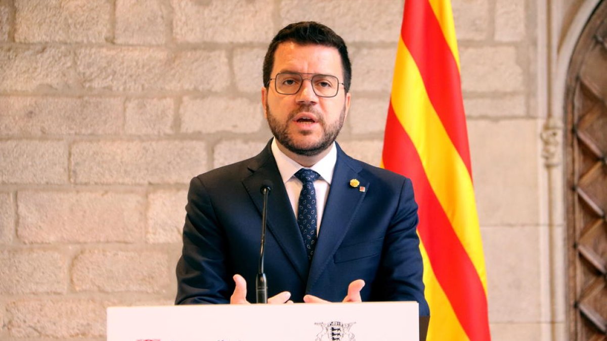 El president de la Generalitat, Pere Aragonès, en la roda de premsa després de reunir-se amb el ministre president de Baden-Württemberg, Winfried Kretschmann, ahir en el Palau de la Generalitat.