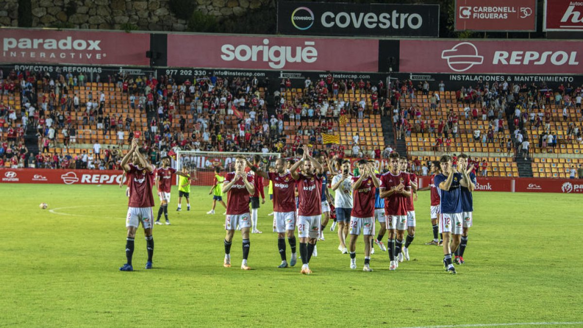 Los jugadores del Nàstic agradeciendo el apoyo de la afición.