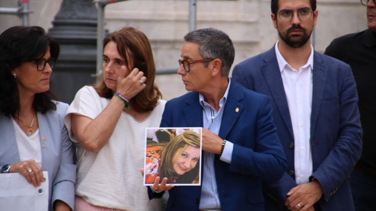 La regidora d'Hisenda, Isabel Mascaró, subjectant una fotografia de la dona morta en mans presumptament de la seva parella a Tarragona.