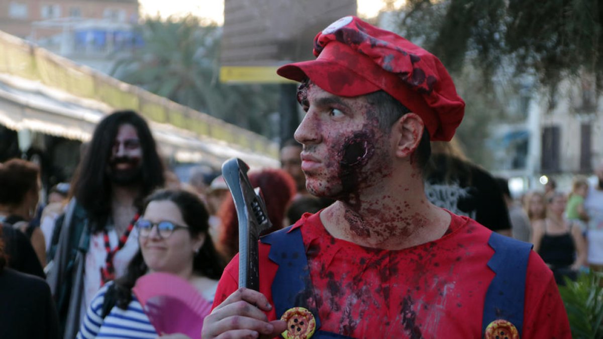 Una persona disfressada d'un Mario Bros zombi a la Zombie Walk 2023 de Sitges.