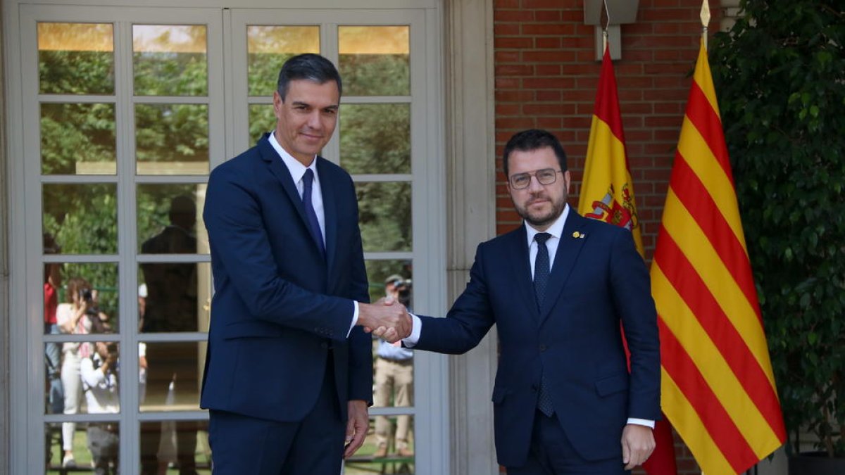 Pedro Sánchez i Pere Aragonès se saluden a l'arribada del president de la Generalitat al Palau de la Moncloa.