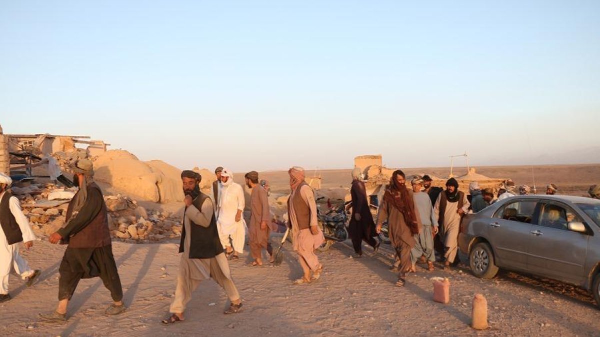 Las personas afectadas por un terremoto esperan ayuda en Herat, Afganistán.