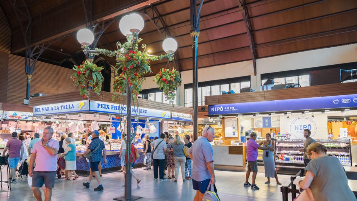 Imatge d'arxiu de persones caminant per l'interior del Mercat Central de Tarragona.