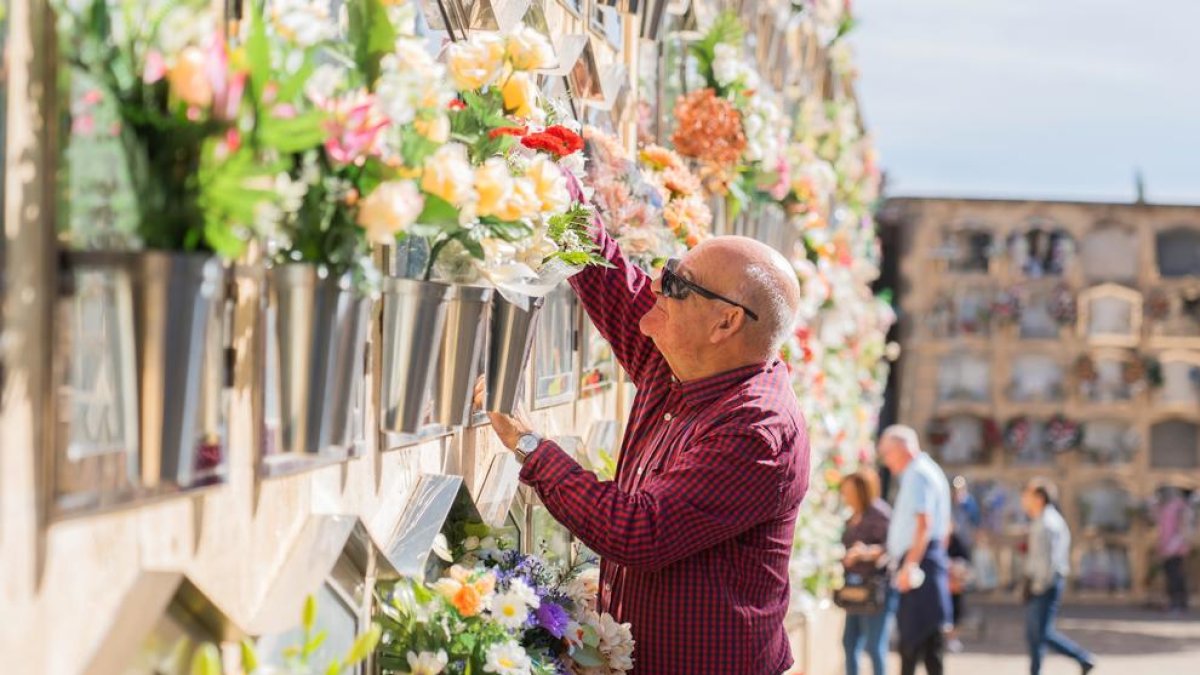 Durant la seva visita al cementiri, els ciutadans van realitzar ofrenes florals i una neteja superficial de la placa exterior dels nínxols.