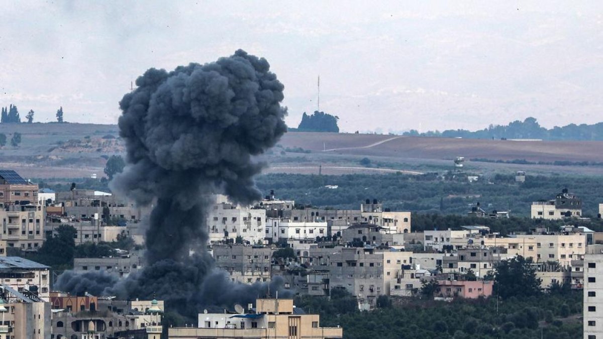 El humo aumenta en el barrio de Al-Shejaeiya después de un ataque aéreo israelí en el este de la ciudad de Gaza.