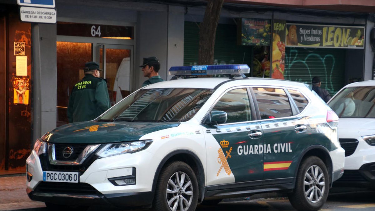 Dos agents de la Guàrdia Civil en l'operatiu conjunt amb els Mossos d'Esquadra en un domicili del carrer Ramon i Cajal de Tarragona.