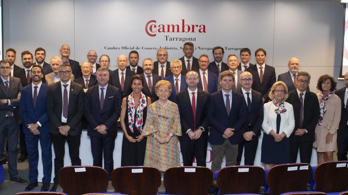 Laura Roigé, reelegida presidenta de la Cambra de Tarragona, en la foto de família amb autoritats, empresaris i representants del port i de la URV, entre altres, en el ple de constitució de la nova corporació.