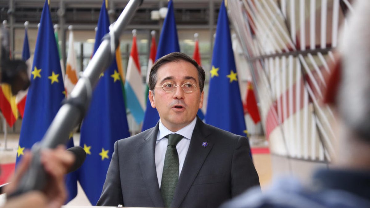 El ministre d'Exteriors espanyol, José Manuel Albares, durant una atenció als mitjans a la sortida del Consell d'Afers Generals celebrat a Brussel·les on s'ha abordat l'oficialitat del català, el basc i el gallec.