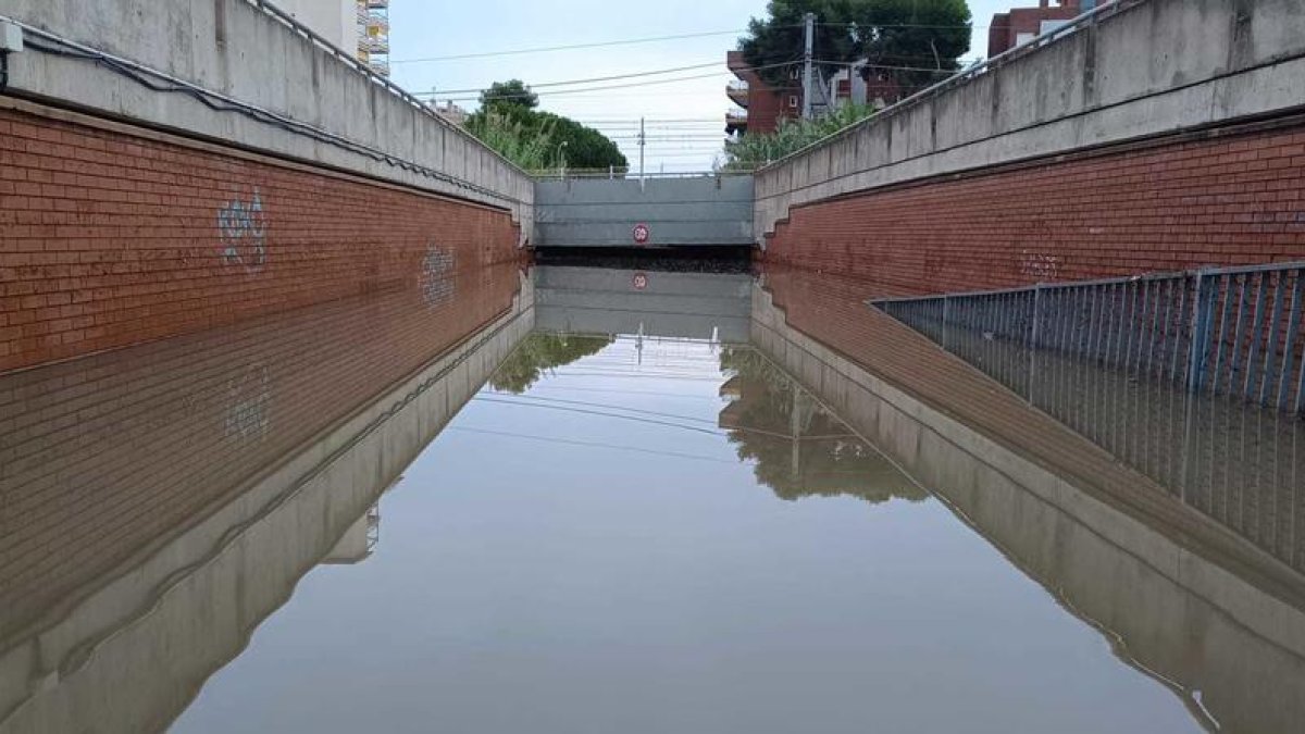 Uno de los pasos inundados en Torredembarra.