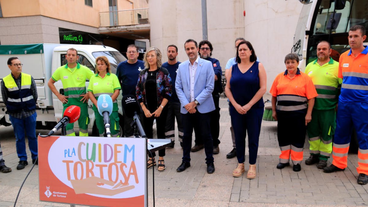 El alcalde de Tortosa, Jordi Jordan, y las regidoras Mar Lleixà y Sònia Rupérez con agentes de las brigadas del consistorio.