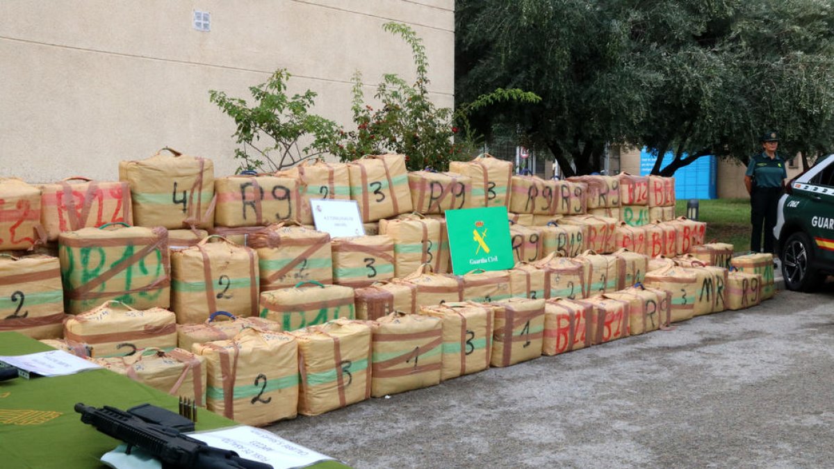 4,5 toneladas de hachís y armas largas intervenidas por la Guardia Civil en Vallcarca, a la costa del Garraf.