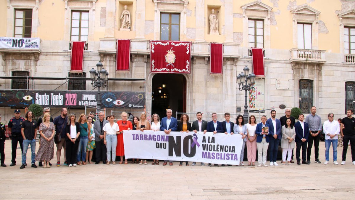 La consellera d'igualtat i Feminismes, Tània Verge, acompanyada de l'alcalde de Tarragona, Rubén Viñuales, entre altres autoritats al minut de silenci per condemnar la mort d'una dona presumptament per la seva parella al municipi.