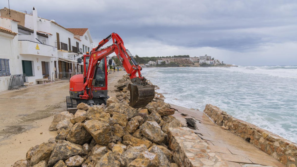 Imatge de l'estat del passeig de les Botigues de Mar d'Altafulla.