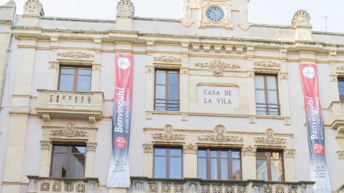 La regidora de Cultura, Laia Castells, amb els representats de la Comissió Xiquets de Valls, ahir.