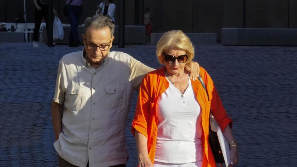 L'exvicepresident del Comitè Tècnic d'Àrbitres acompanyat de la seva dona en arribar a l'Institut de Medicina Legal de Catalunya per ser examinat.