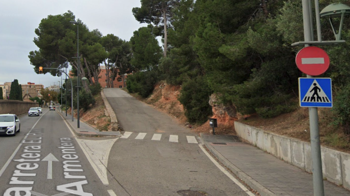 Imatge de l'accés a l'avinguda Puig i Valls des de la carretera de Sant Pere i Sant Pau.