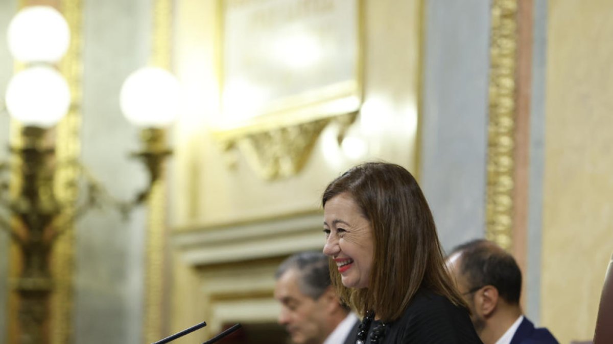 La presidenta del Congreso, Francina Armengol, durante el debate de la reforma del Reglamento para el uso de las lenguas cooficiales.
