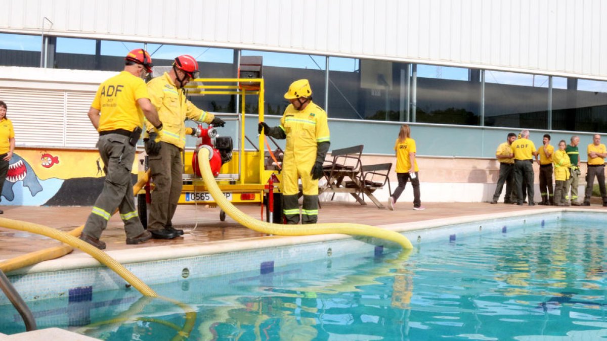 Vaciado de la piscina municipal de Font-rubí para reutilizar el agua para una balsa de uso de los ADF.