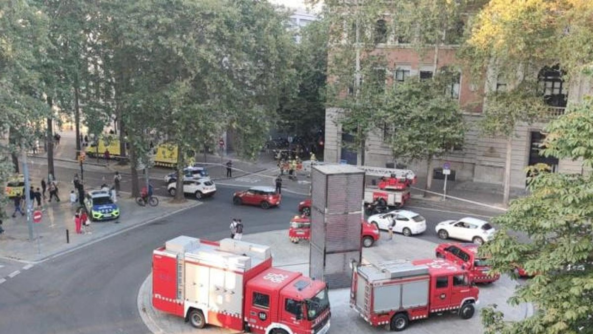 El dispositiu que hi ha just al davant de les oficines de Correus a Girona.