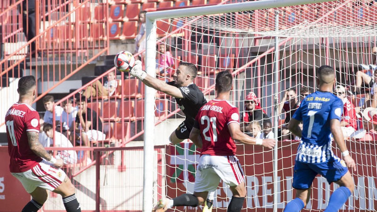 Alberto Varo acumula 450 minuts defensant la porteria grana sense haver rebut cap gol.